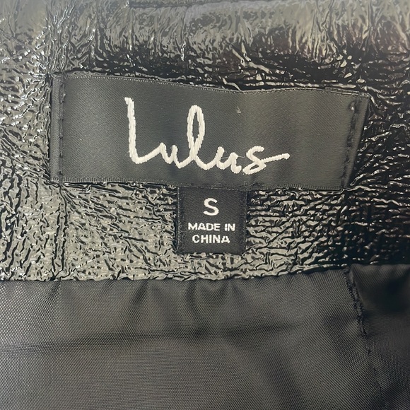 Lulu’s super shiny faux leather mini skirt - Picture 5 of 5